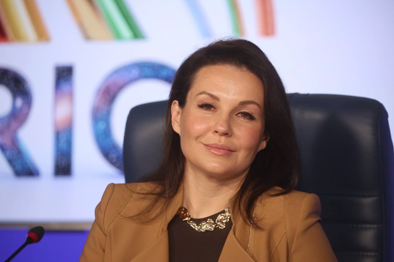 Елена Олеговна Решетникова — российская телеведущая, певица, актриса и режиссёр. Главный голос Гала Бал БРИКС